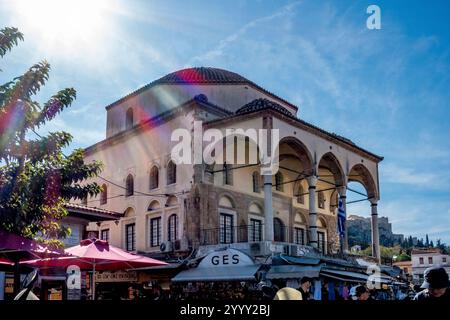 Atene, Attica - GR - 27 ottobre 2024 la Moschea di Tzistarakis in Piazza Monastiraki, Atene, si erge illuminata dalla luce del sole, mostrando la sua ar dell'epoca ottomana Foto Stock