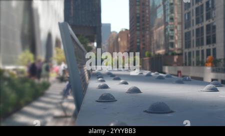 New York City High Line High Line greenway, Manhattan Midtown, Stati Uniti. Persone nel parco urbano. Passeggiata nel verde del giardino. Vita di strada americana, Chelsea Highline vicino Hudson Yards. Architettura degli edifici. Foto Stock