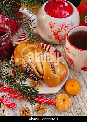 Panino ripieno di cioccolato con tè Foto Stock