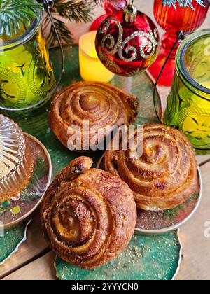 Ciambelle alla cannella con tè. Anno nuovo Foto Stock