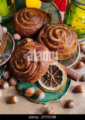 Ciambelle alla cannella con tè. Anno nuovo Foto Stock