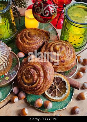 Ciambelle alla cannella con tè. Anno nuovo Foto Stock