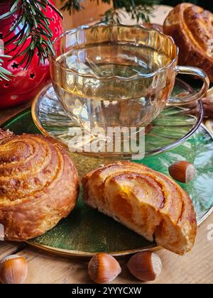 Ciambelle alla cannella con tè. Anno nuovo Foto Stock