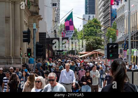 Gli amanti dello shopping natalizio fuori dal negozio Myer nel centro commerciale Bourke Street. Melbourne, Victoria, Australia. Foto Stock