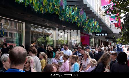 Gli amanti dello shopping natalizio fuori dal negozio Myer nel centro commerciale Bourke Street. Melbourne, Victoria, Australia. Foto Stock