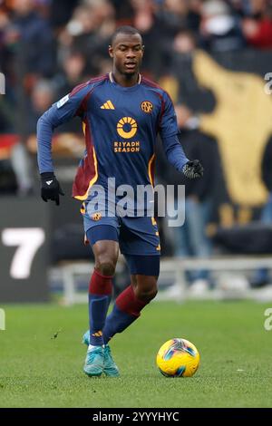 Roma, Lazio, Italia. 22 dicembre 2024. Evan Ndicka di Roma durante la partita di calcio DI serie A COME Roma - Parma calcio Stadio Olimpico il 22 dicembre 2024 a Roma, Italia (Credit Image: © Ciro De Luca/ZUMA Press Wire) SOLO USO EDITORIALE! Non per USO commerciale! Foto Stock