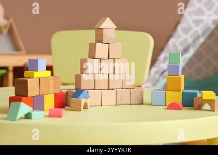 Cubi di legno sul tavolo nella stanza dei bambini, primo piano Foto Stock