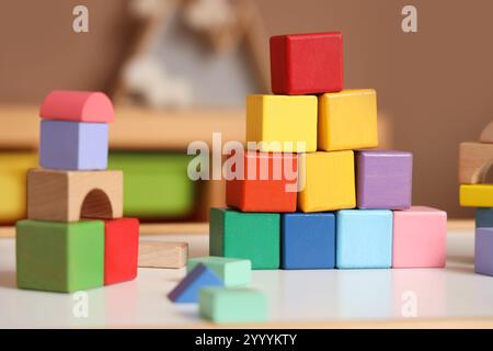 Cubi sul tavolo nella stanza dei bambini, primo piano Foto Stock