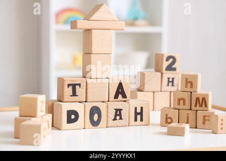 Cubi di legno con lettere sul tavolo nella stanza dei bambini, primo piano Foto Stock