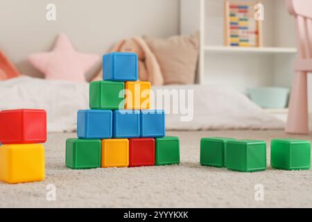 Cubi colorati su moquette nella stanza dei bambini Foto Stock