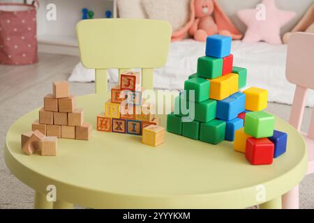 Cubi diversi sul tavolo nella stanza dei bambini Foto Stock