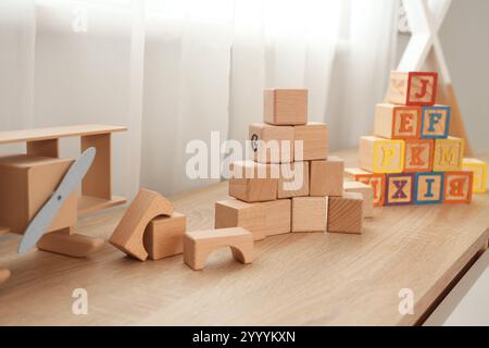 Cubi di legno sul comò nella stanza dei bambini, primo piano Foto Stock