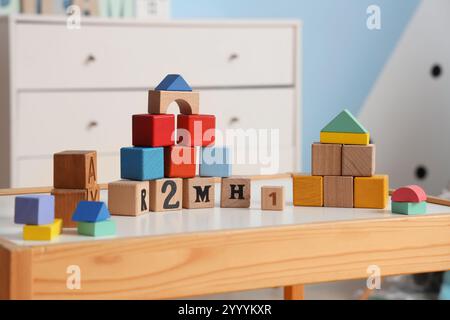 Cubi di legno sul tavolo nella stanza dei bambini, primo piano Foto Stock