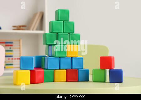 Cubi colorati sul tavolo nella stanza dei bambini Foto Stock