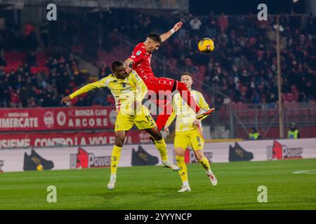 Dany Mota, Pierre Kalulu in azione durante la partita di serie A tra AC Monza e Juventus il 22 dicembre 2024 all'U-Power Stadium di Monza Foto Stock