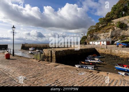 Dysart Harbour, Fife, Scozia, Regno Unito - 14 settembre 2023: Barche nel porto con la bassa marea Foto Stock