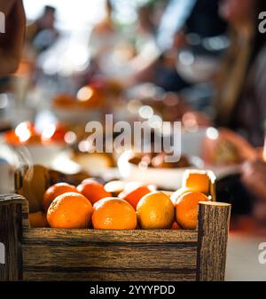 frutta d'arancia riunione cibo tavolo colazione persone sfocate sfondo festa d'affari eventi Foto Stock
