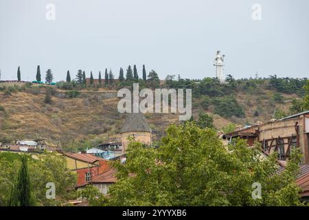Georgia, Tbilisi - 6 settembre 2019: Kartlis Deda, monumento sulla cima della collina di Sololaki. Foto Stock