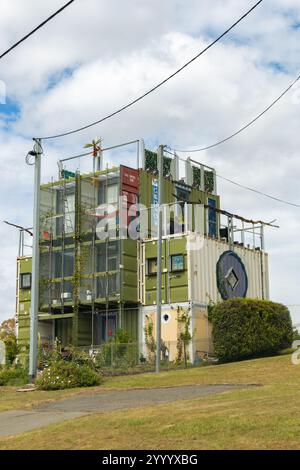 Tasmania, Australia - 23 dicembre 2024: Container House in Australia con tre livelli e 8 container Foto Stock
