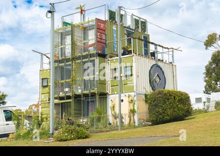 Tasmania, Australia - 23 dicembre 2024: Container House in Australia con tre livelli e 8 container Foto Stock