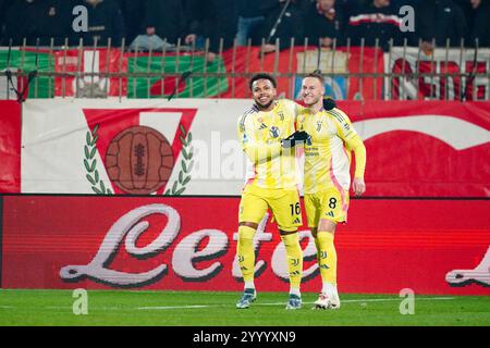 Weston McKennie (Juventus FC) celebra il gol con Teun Koopmeiners (Juventus FC) durante la partita di campionato italiano di serie A tra AC Monza e Juventus FC il 22 dicembre 2024 all'U-Power Stadium di Monza, in Italia. Crediti: Luca Rossini/e-Mage/Alamy Live News Foto Stock