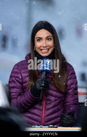 Lea Wagner (ARD Sportschau TV Moderatorin), sui, FIS Viessmsann Skisprung Weltcup Engelberg Groß-Titlis-Schanze, Wettkampf Einzelspringen Herren, Saison 2024/2025, 22.12.2024 foto: Eibner-Pressefoto/Michael Memmler Foto Stock