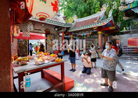 Bangkok, Thailandia - 21 gennaio 2023: La gente prega in un tempio durante le celebrazioni del Capodanno lunare cinese, l'anno del Coniglio, a Chinatown. Foto Stock