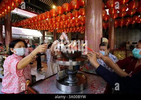 Bangkok, Thailandia - 21 gennaio 2023: Le persone bruciano incenso in un tempio durante le celebrazioni del Capodanno lunare cinese a Chinatown. Foto Stock