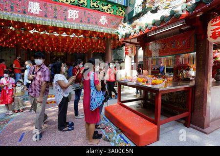 Bangkok, Thailandia - 21 gennaio 2023: La gente prega in un tempio durante le celebrazioni del Capodanno lunare cinese, l'anno del Coniglio, a Chinatown. Foto Stock