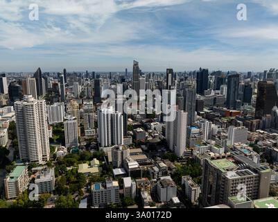 Vista aerea del paesaggio urbano con grattacieli, parchi e un vivace ambiente metropolitano. Bangkok, Thailandia. Foto Stock