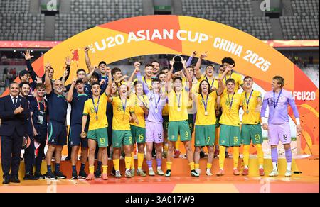 Pechino, provincia cinese del Guangdong. 1 marzo 2025. Il Team Australia festeggia durante la cerimonia di premiazione della finale tra Australia e Arabia Saudita al torneo di calcio AFC U20 Asian Cup a Shenzhen, nella provincia del Guangdong, nel sud della Cina, il 1° marzo 2025. Crediti: Deng Hua/Xinhua/Alamy Live News Foto Stock