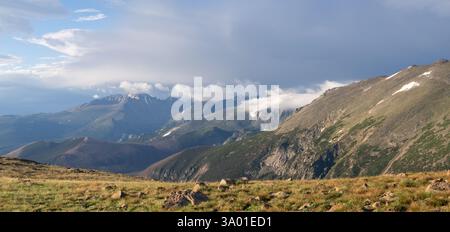 Vista panoramica delle Montagne Rocciose con basse nuvole. Fotografato nel Rocky Mountain National Park in Colorado. Foto Stock