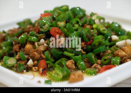 JiMiYaCai - frittura cinese con peperoncino verde e aglio Foto Stock