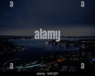 Bellevue WA USA - 7 febbraio 2025: Tranquilla luce notturna sul lungomare del centro di Bellevue Meydenbauer Bay Park Foto Stock