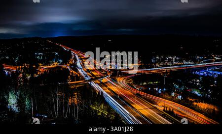 Bellevue WA USA - 7 febbraio 2025: Percorsi leggeri per auto sulla i-405 Bellevue Foto Stock