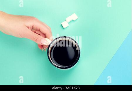 caffè su sfondo a colori. Colazione moderna. Vista dall'alto, disposizione piatta, spazio di copia Foto Stock