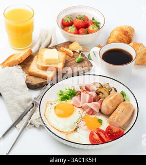 Colazione all'inglese con uova fritte, salsiccia, pancetta e pane tostato Foto Stock