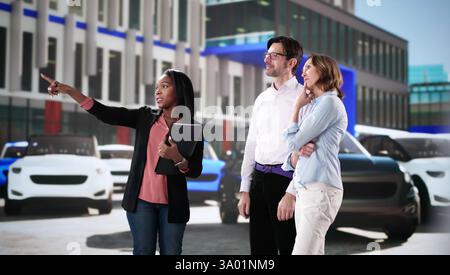 Accoppiare il contratto di negoziazione con la concessionaria per l'acquisto di una nuova vettura. Foto Stock