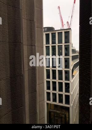Vista sul centro di Londra dalla finestra di un hotel a basso prezzo. Scattata con una fotocamera mobile la seconda mattina di un viaggio in Inghilterra. Foto Stock