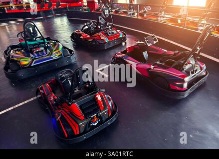 Nuovi go-kart elettrici nel moderno circuito indoor Foto Stock