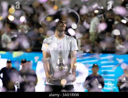 Acapulco, Messico. 1 marzo 2025. Tomas Machac della Repubblica Ceca festeggia con il trofeo durante la cerimonia di premiazione dell'evento singolo al torneo di tennis ATP Mexican Open 2025 ad Acapulco, Messico, 1 marzo 2025. Crediti: Li Mengxin/Xinhua/Alamy Live News Foto Stock
