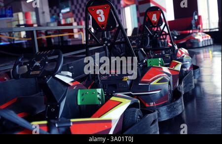 Nuovi go-kart elettrici nel moderno circuito indoor Foto Stock