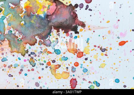 Primo piano di schizzi, schizzi e macchie di acquerelli colorati su carta bianca. Sfondo testurizzato full frame ad alta risoluzione astratto. Foto Stock