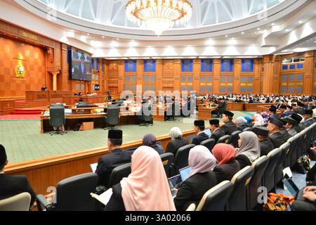 Bandar seri Begawan, Brunei. 1 marzo 2025. Questa foto mostra una scena della 21a riunione del Consiglio legislativo a Bandar seri Begawan, Brunei, 1 marzo 2025. Il Brunei ha raggiunto una crescita economica del 4,2% nel 2024, il suo tasso di crescita più alto dal 1999, ha detto Haji Mohd Amin Liew Abdullah, ministro del Brunei presso l'Ufficio del primo Ministro e secondo ministro delle Finanze e dell'economia. PER ANDARE CON "il Brunei registra il più alto tasso di crescita economica dal 1999" credito: Li Meng/Xinhua/Alamy Live News Foto Stock
