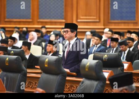 (250302) -- BANDAR SERI BEGAWAN, 2 marzo 2025 (Xinhua) -- Haji Mohd Amin Liew Abdullah, ministro del Brunei presso l'Ufficio del primo ministro e secondo ministro delle finanze e dell'economia, interviene durante una sessione della 21a riunione del Consiglio legislativo a Bandar seri Begawan, Brunei, 1 marzo 2025. Il Brunei ha raggiunto una crescita economica del 4,2% nel 2024, il suo tasso di crescita più alto dal 1999, ha detto Haji Mohd Amin Liew Abdullah, ministro del Brunei presso l'Ufficio del primo Ministro e secondo ministro delle Finanze e dell'economia. ANDARE CON "il Brunei registra il più alto tasso di crescita economica dal 1999" (Xinhua/li M Foto Stock