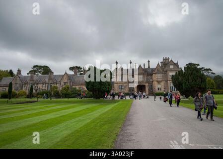 CONTEA DI KERRY, IRLANDA - 8 AGOSTO 2023: Muckross House, un maniero storico con una facciata ornata e camini multipli, è circondato da prati curati Foto Stock