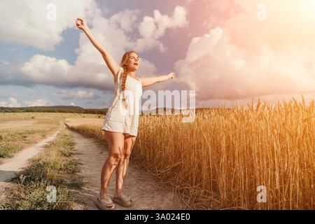 Donna campo di grano. Agronomo, agricoltore donna che controlla i picchi d'orzo maturo dorato nel campo coltivato. Primo piano della mano femminile sulla piantagione in agricoltura Foto Stock