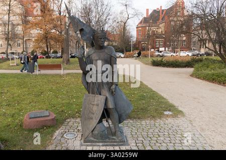 Statua del re di Polonia Przemysl II, una delle 5 sculture dei re polacchi, su un'attrazione turistica del sentiero reale nel centro storico di Gniezno, Polonia © Wo Foto Stock