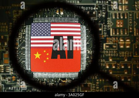 Bandiera della Cina e degli Stati Uniti su un processore. Scheda computer con chip. Visualizzazione tramite lente di ingrandimento Foto Stock