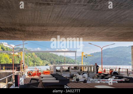 Nave da crociera che lascia la chiusa di Carrapatelo in una diga sul fiume Douro, Portogallo, Europa. Foto Stock